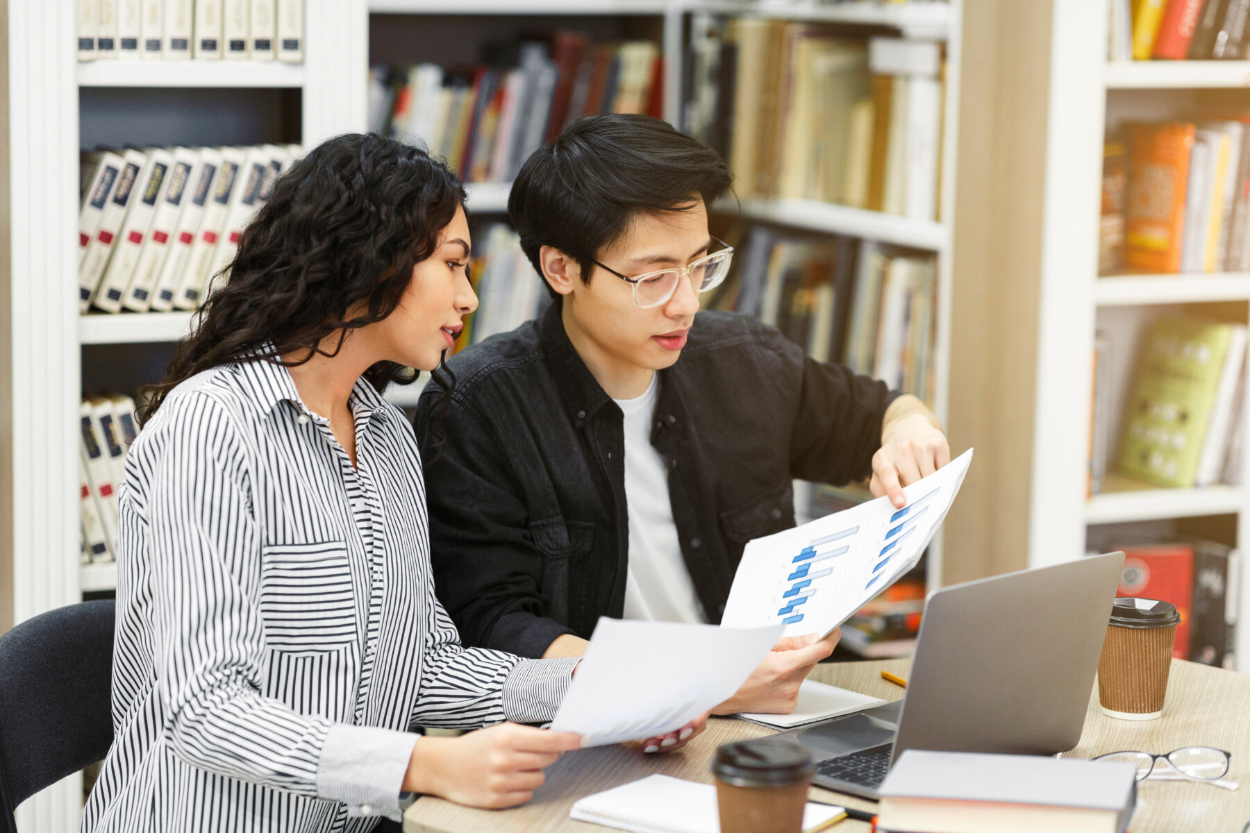 High school student receiving college counseling